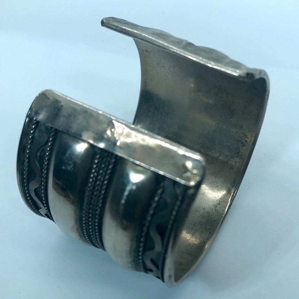 Vintage Metal Abstract Design Cuff - Picture 4 of 8
